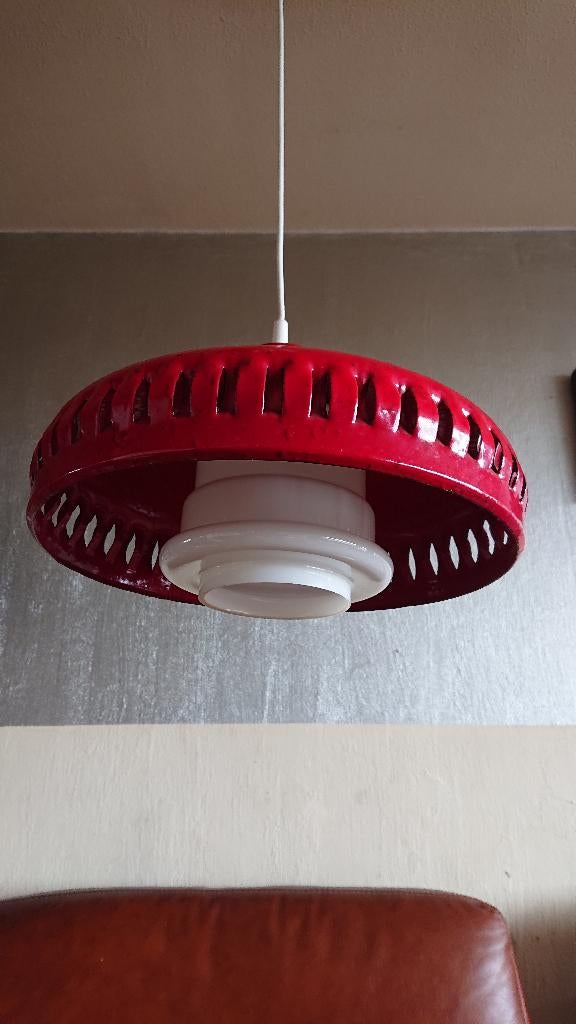Rood emaillen met melkwit glas retro lamp Scandinavisch, Huis en Inrichting, Lampen | Hanglampen, Ophalen, Zo goed als nieuw, Glas