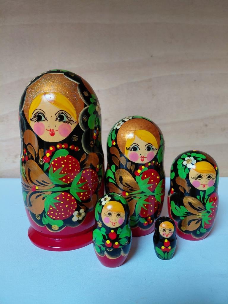 Russische Matroesjka met Aardbeien 16,5cm, Ophalen of Verzenden