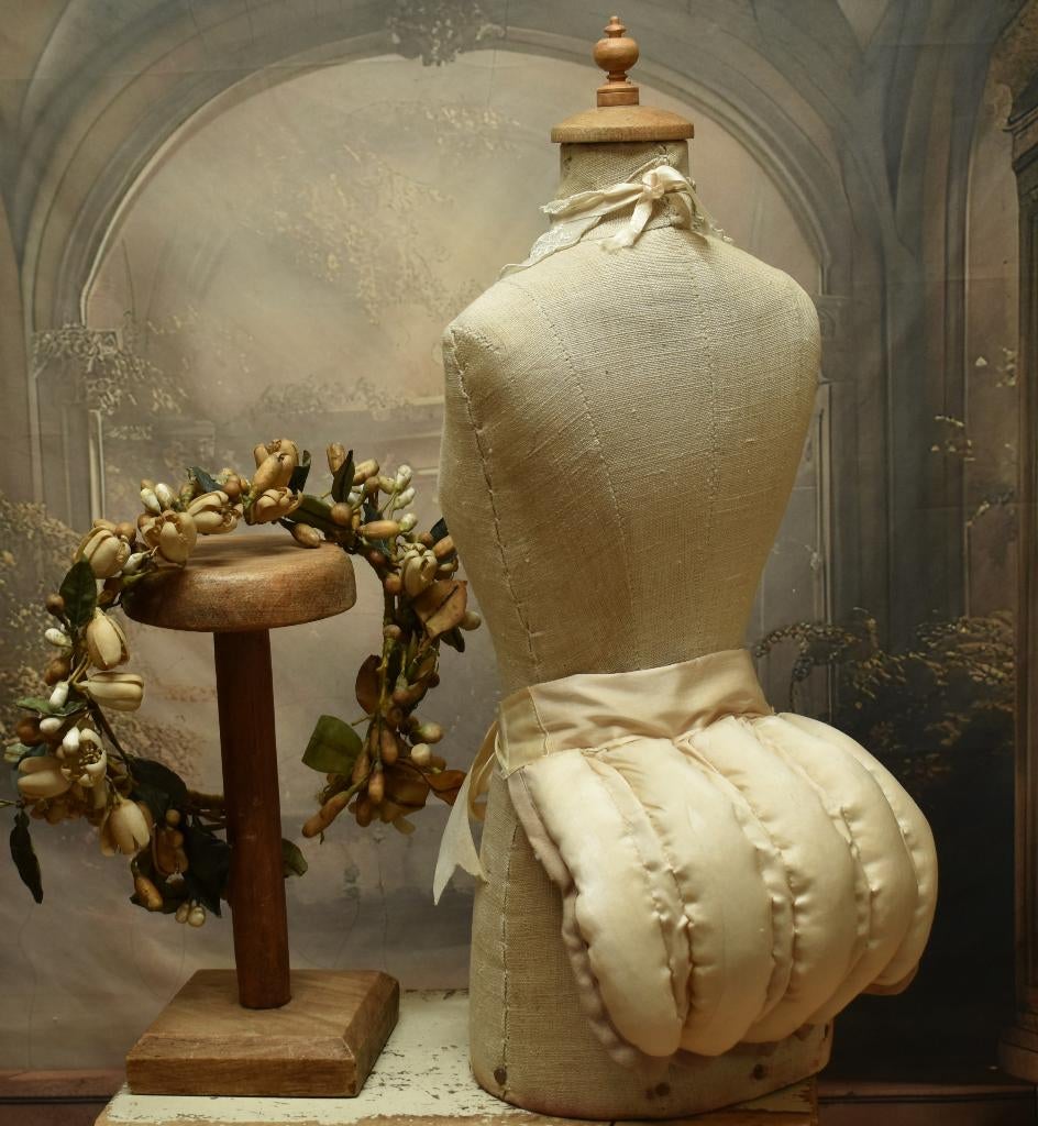 Brocante Bustle ."Uit Aletta's Tijd", Antiek en Kunst, Antiek | Kleding en Accessoires, Ophalen of Verzenden