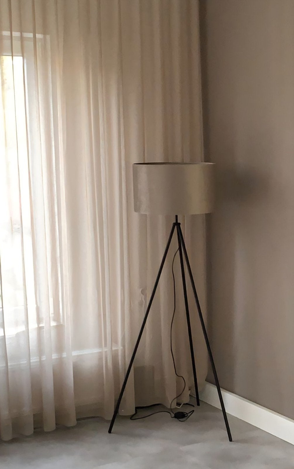 Stijlvolle vloerlamp met 3 poten en velours kap - Beige, Huis en Inrichting, Ophalen, Zo goed als nieuw, Metaal, 150 tot 200 cm