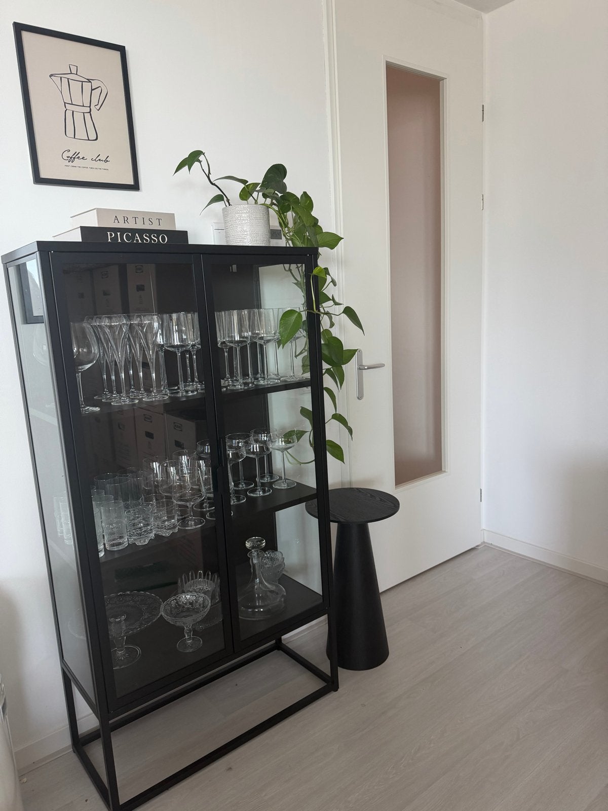 Jysk Virum Vitrinekast Zwart - Zo goed als nieuw, Ophalen, 50 tot 100 cm, 150 tot 200 cm, 25 tot 50 cm