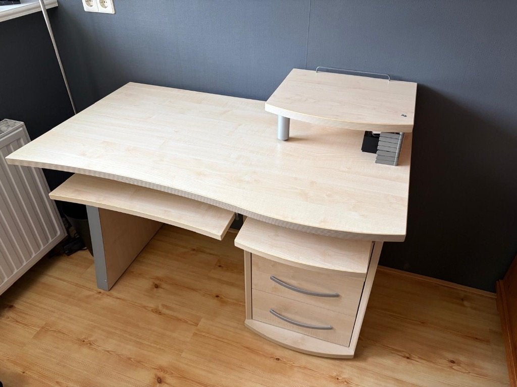 Bureau met lades en uitschuifbaar toetsenbordblad, Gebruikt, 120 cm, Hout, 70 cm