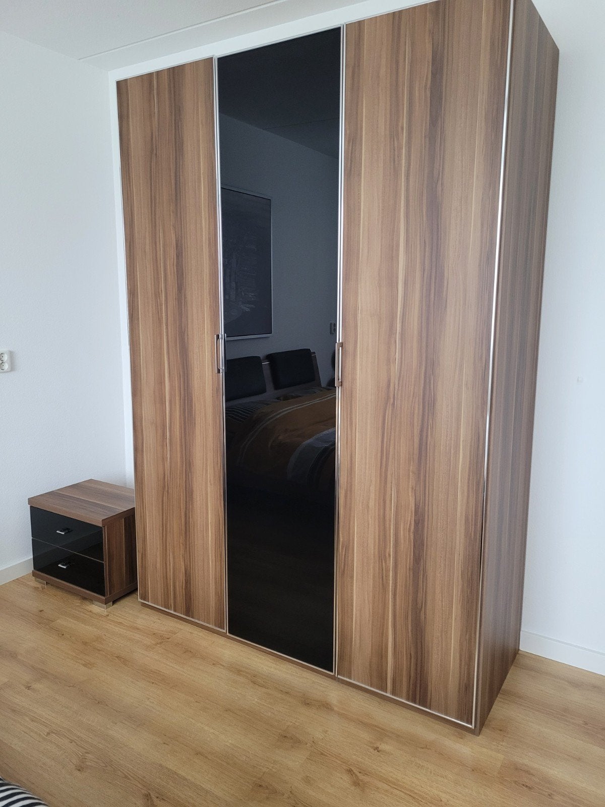 3-deurs kledingkast met nachtkastje, Ophalen, Gebruikt, 100 tot 150 cm, 200 cm of meer
