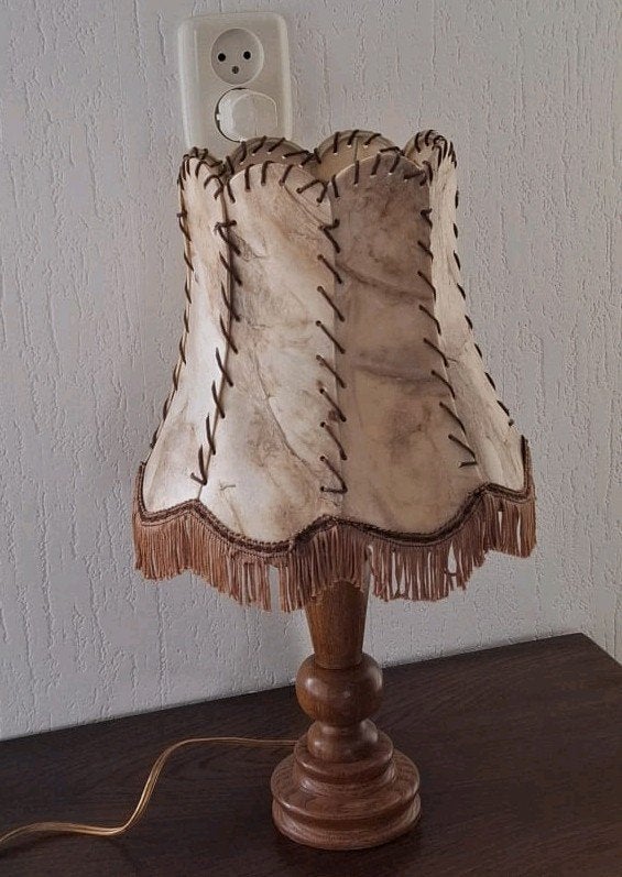 Vintage tafellamp met franjes en houten voet, Antiek en Kunst, Ophalen