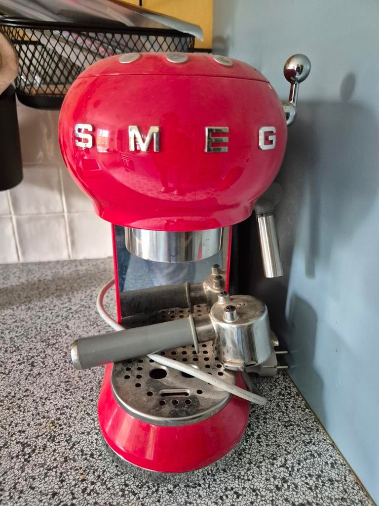 Smeg Espressomachine Rood - Zo goed als nieuw, Witgoed en Apparatuur, Koffiezetapparaten, Zo goed als nieuw, Gemalen koffie, Espresso apparaat