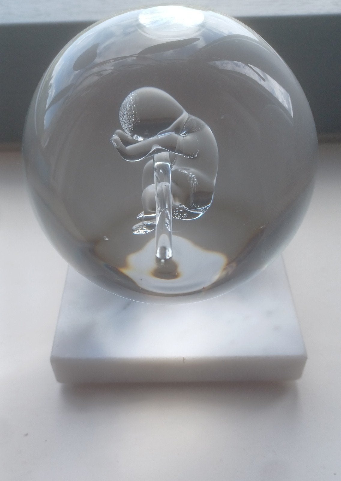 Glaskunst Bol met baby in (vrucht) water op voet, Ophalen of Verzenden
