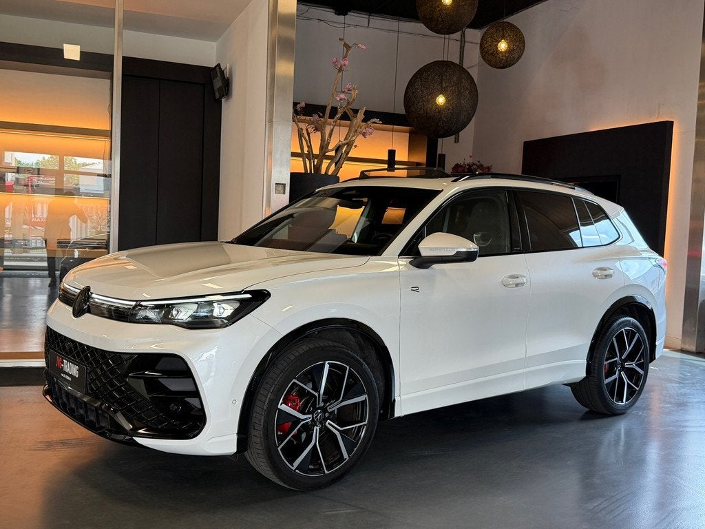 Volkswagen Tiguan 1.5 eTSI R-Line Pano 360Cam. Elec.Trekhaak, Auto's, Zwart, 4 cilinders, 150 pk, Alcantara