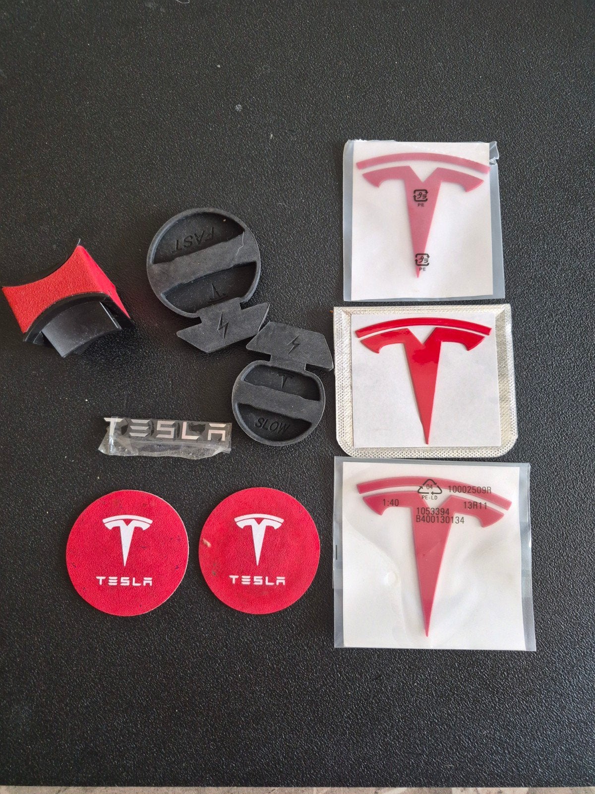 Diverse Tesla emblemen en accessoires, Ophalen of Verzenden, Zo goed als nieuw