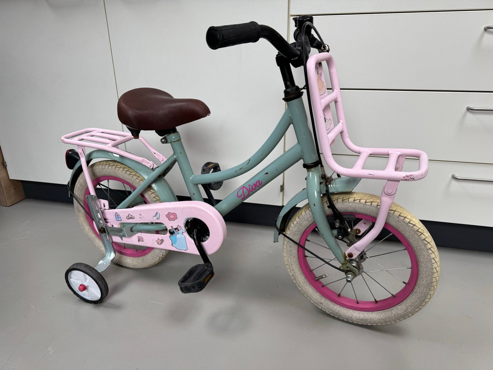 14 inch Diva kinderfiets met zijwieltjes en prinsessen, Fietsen en Brommers, Ophalen, Gebruikt, Minder dan 16 inch, Zijwieltjes