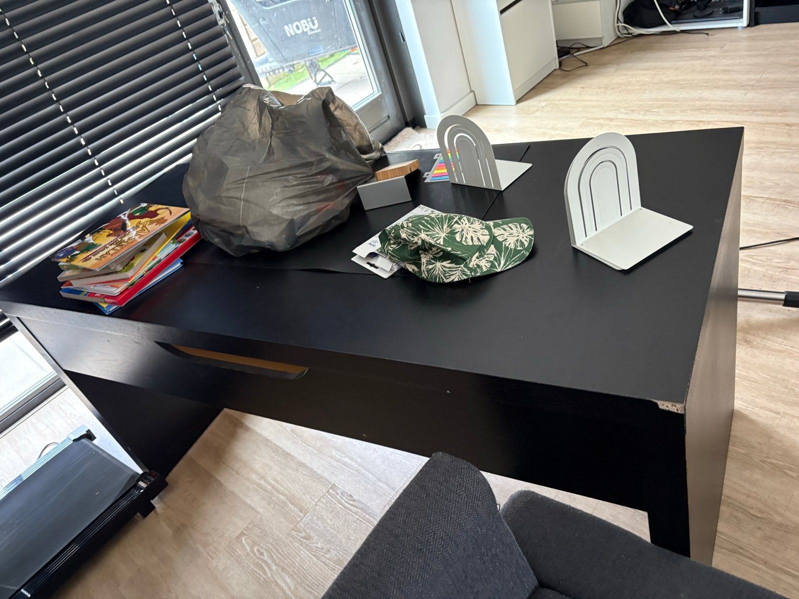 Zwart bureau van ikea - 151x65cm - Gebruikt, Ophalen, Gebruikt, Zwart