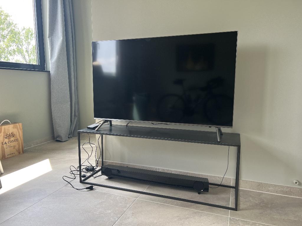 Hippe TV Set met opmaat gemaakte stalen tafel, Audio, Tv en Foto, Televisies, Ophalen, 50 Hz, OLED, Zo goed als nieuw