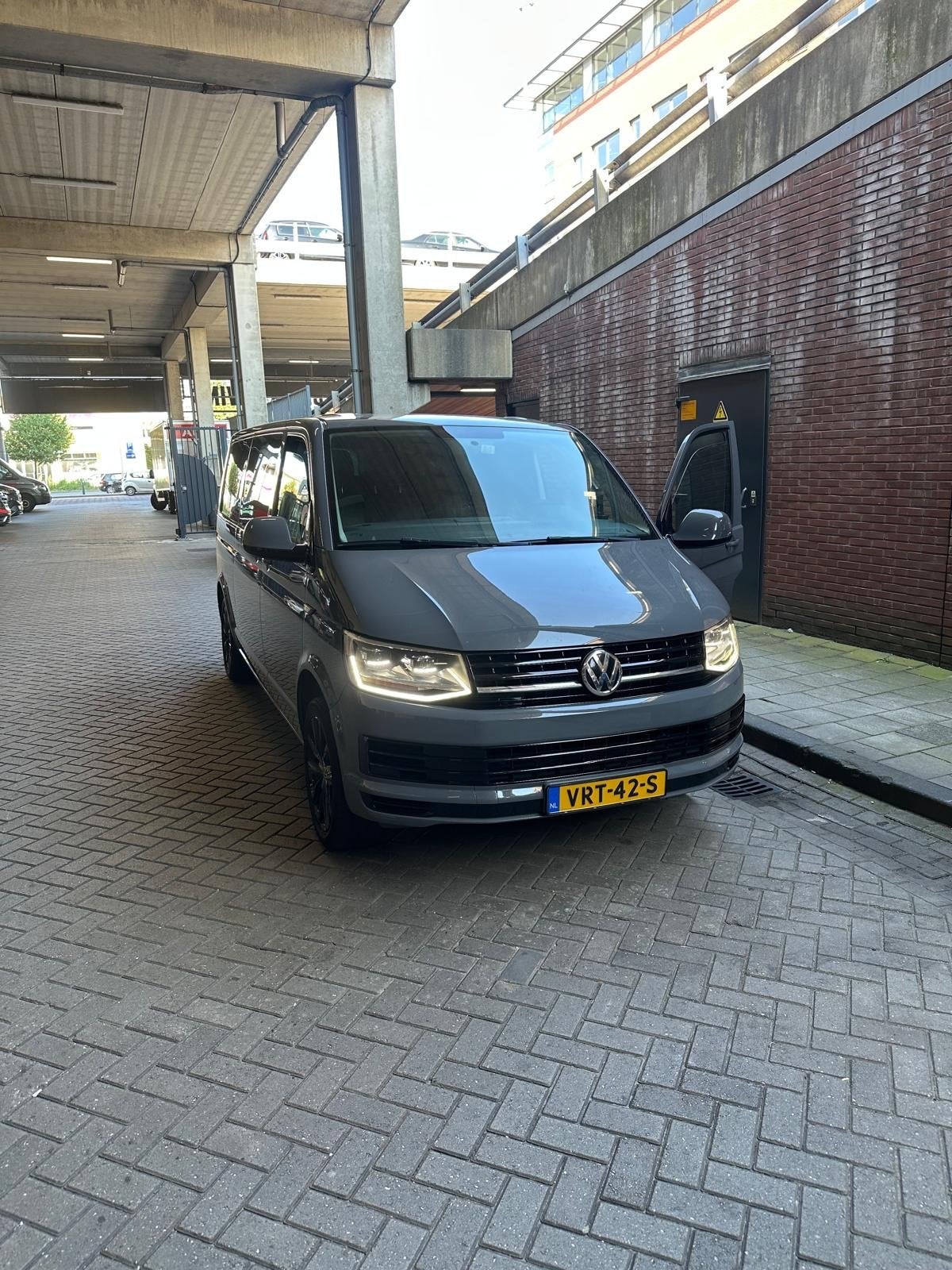Volkswagen Transporter 2016 Grijs 140pk dsg dubbel cabine, Auto's, Euro 5, Zwart, Volkswagen, 2500 kg