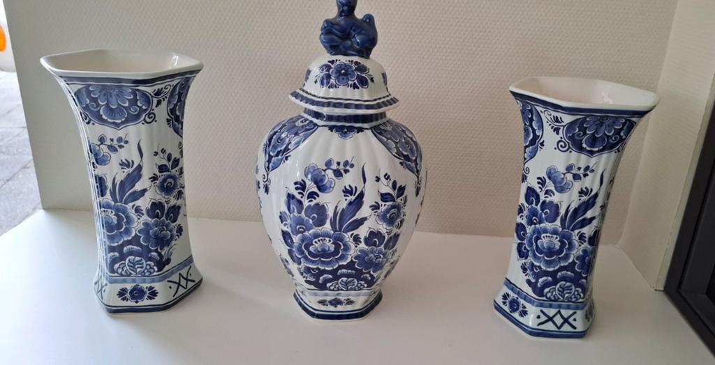 Delfts Blauw vazen set: gemberpot met leeuw en 2 bloemvazen, Antiek en Kunst, Ophalen