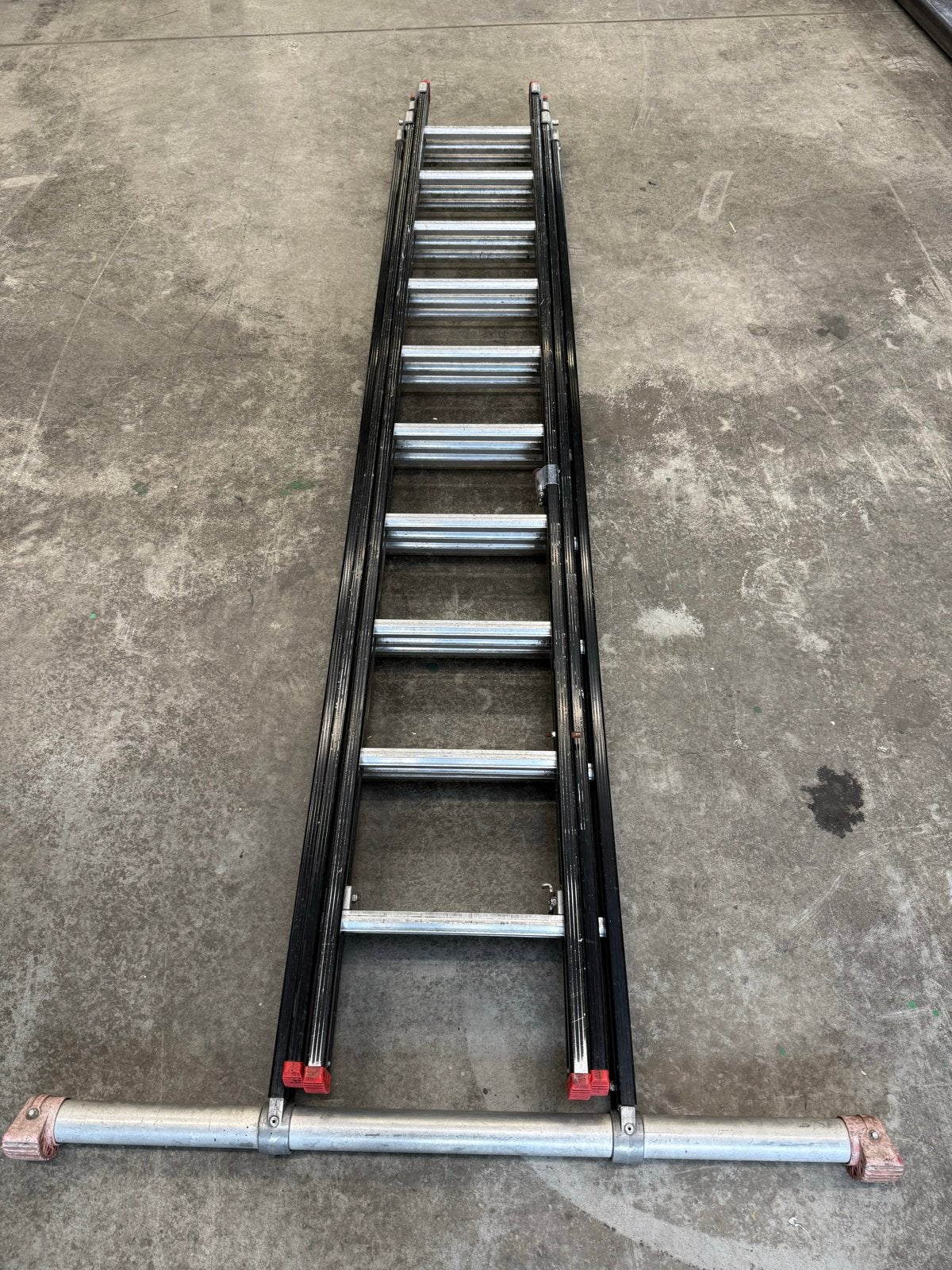 Uitschuifbare Ladder - 3x10 spots Gebruikt, Goede Staat, Doe-het-zelf en Verbouw, Ladders en Trappen, Ophalen, Gebruikt, Ladder