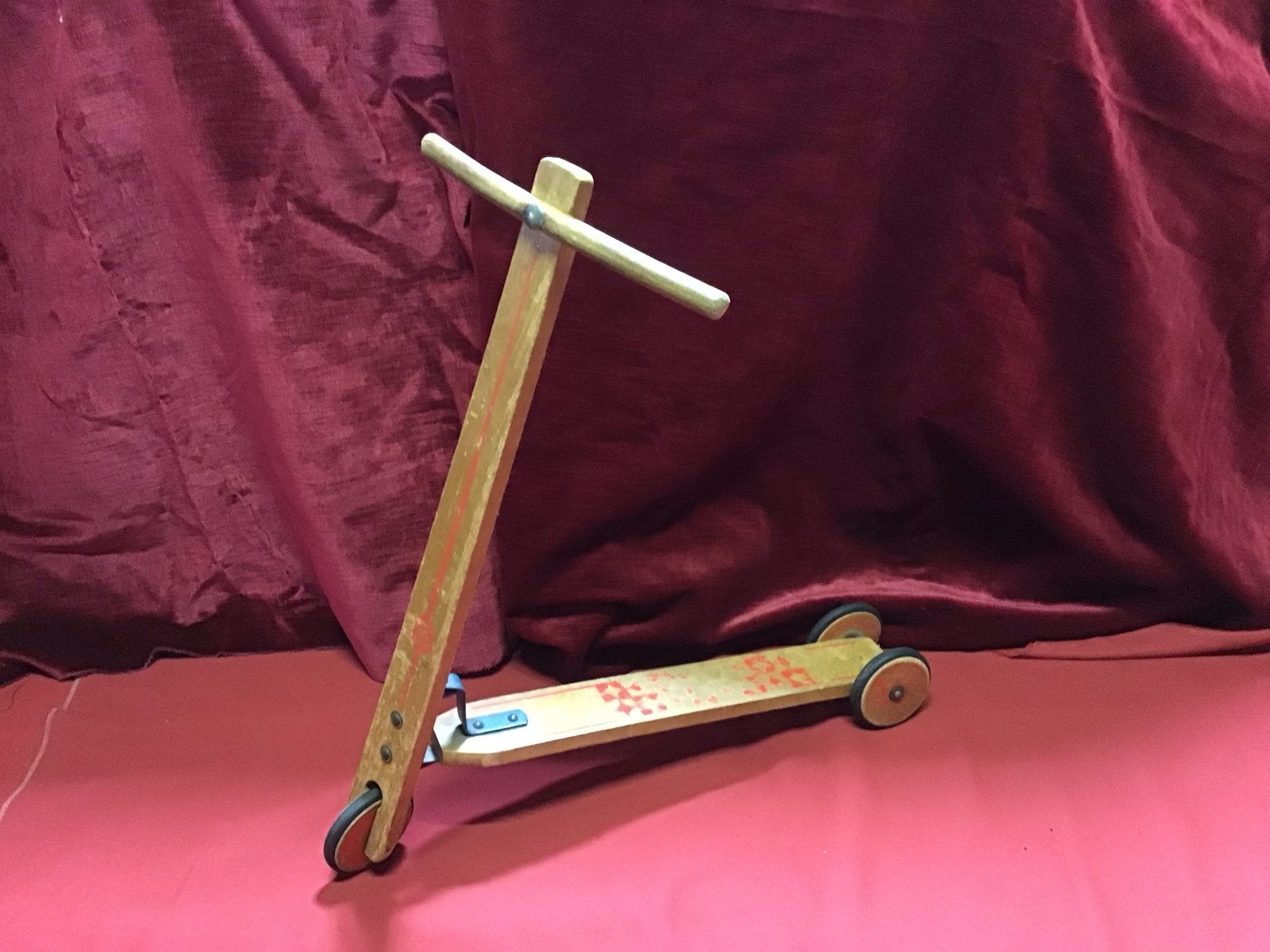 Vintage houten kinderstep met rode accenten, Antiek en Kunst, Ophalen
