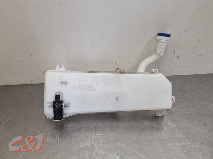 Ruitensproeiertank voor van een Toyota Pro-Ace, Gebruikt, -, -, Ophalen of Verzenden