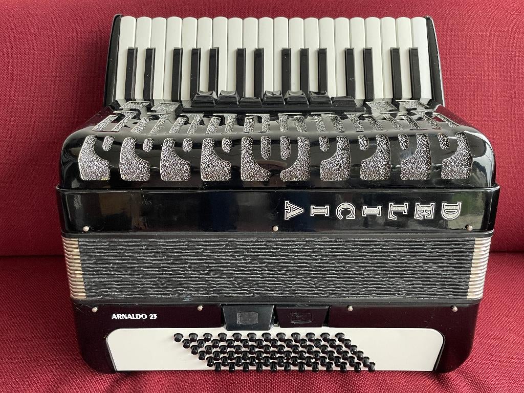 Compacte Delicia Arnaldo 23 accordeon . 72 bas . 3 korig ., Muziek en Instrumenten, Accordeons, Gebruikt, 72-bas, Met koffer, Delicia