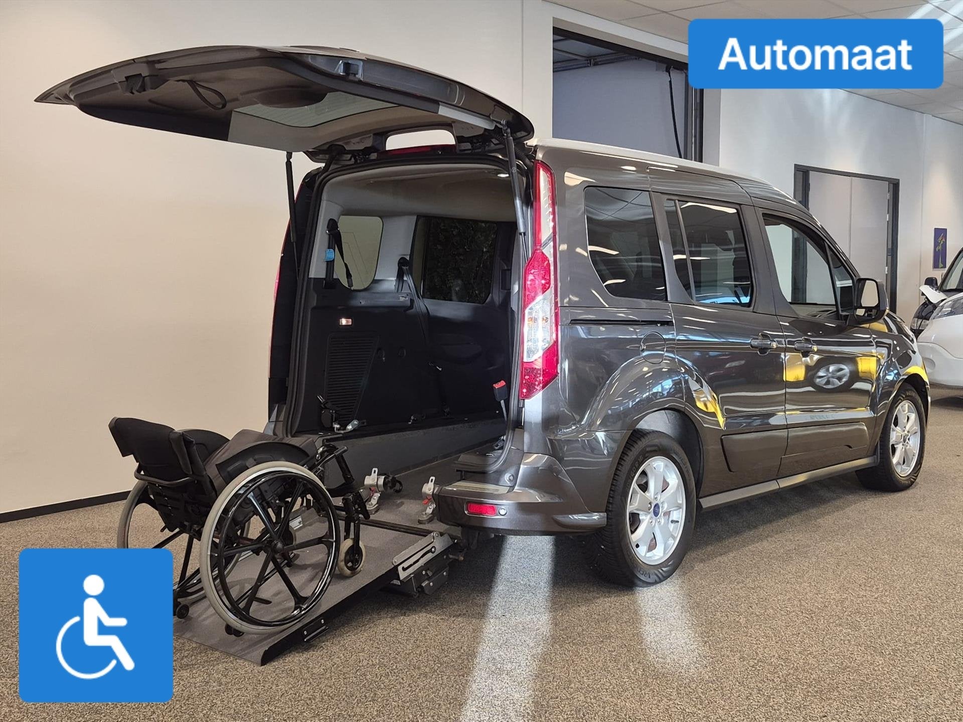Ford Tourneo Connect L1 Rolstoelauto Automaat 3+1, Auto's, Stof, Gebruikt, Zwart, Bedrijf