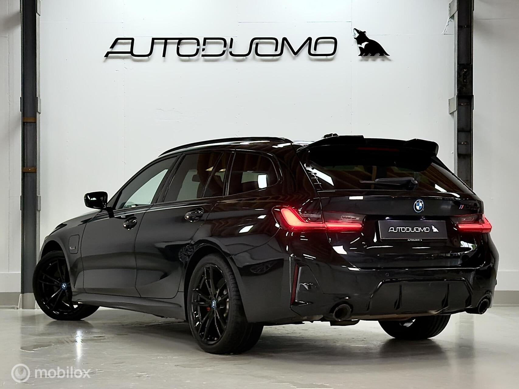 BMW 3-serie Touring 330e M Sport | Pano | Laser | M Onderste, Automaat, Gebruikt, 4 cilinders, Zwart