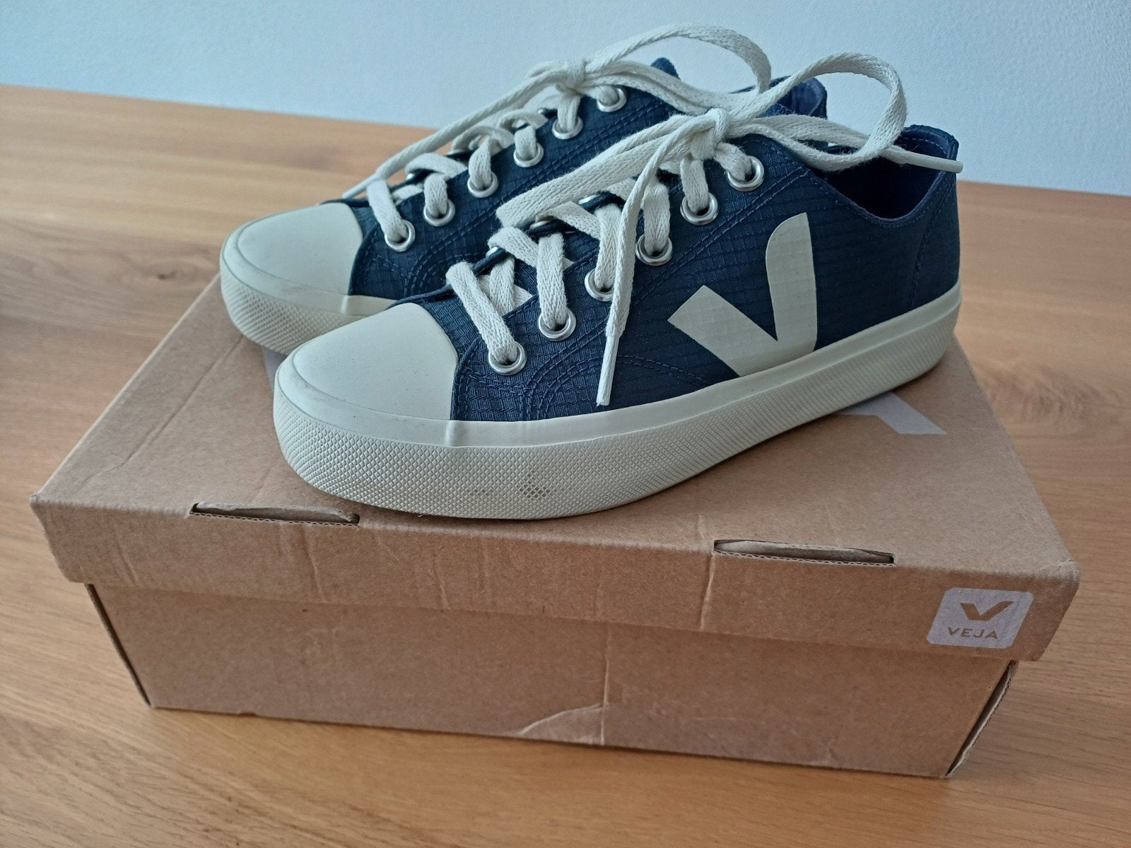 Veja Wata II Low Sneakers - Donkerblauw/Crème, Blauw, Veja, Ophalen of Verzenden, Sneakers of Gympen