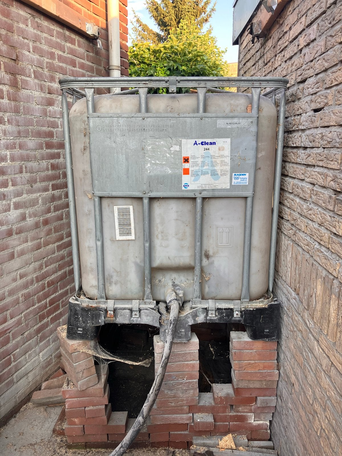 GRATIS! Regenwatertank 1000L, Tuin en Terras, Regentonnen, Ophalen, Kunststof, Gebruikt, Met kraantje