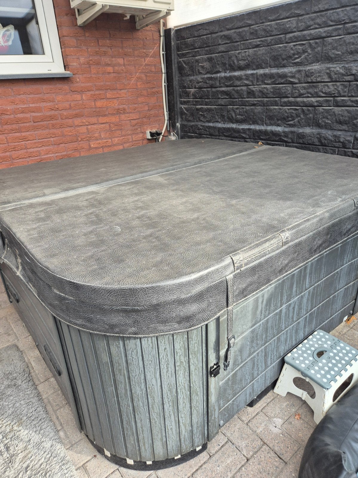 Gebruikte Jacuzzi met Afdekzeil - Goede Staat, Tuin en Terras, Ophalen, Gebruikt, Afdekzeil, Vast