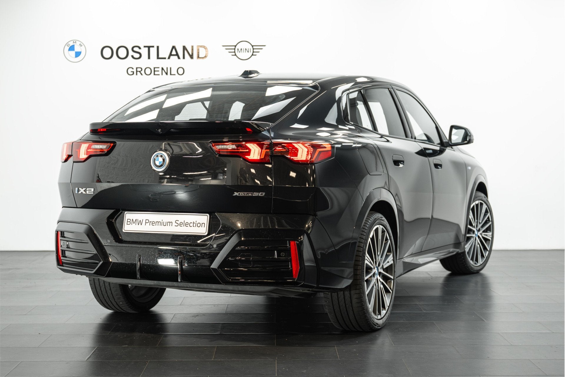 BMW iX2 xDrive30 High Executive M Sport / Sportstoelen / M A, Auto's, Automaat, Zwart, Met garantie (alle), 24 min