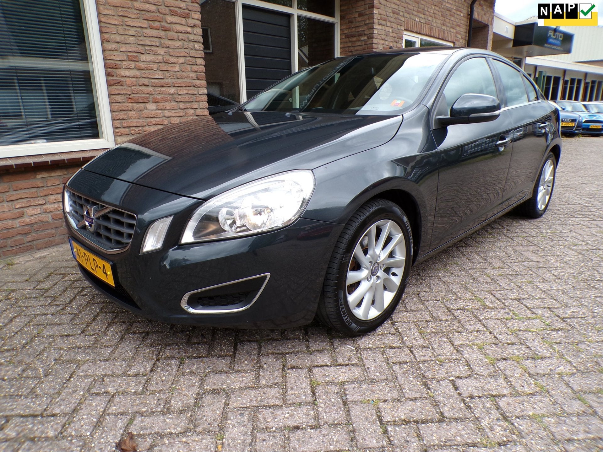 Volvo S60 1.6 T4 Kinetic Automaat, Stof, Gebruikt, Zwart, 4 cilinders