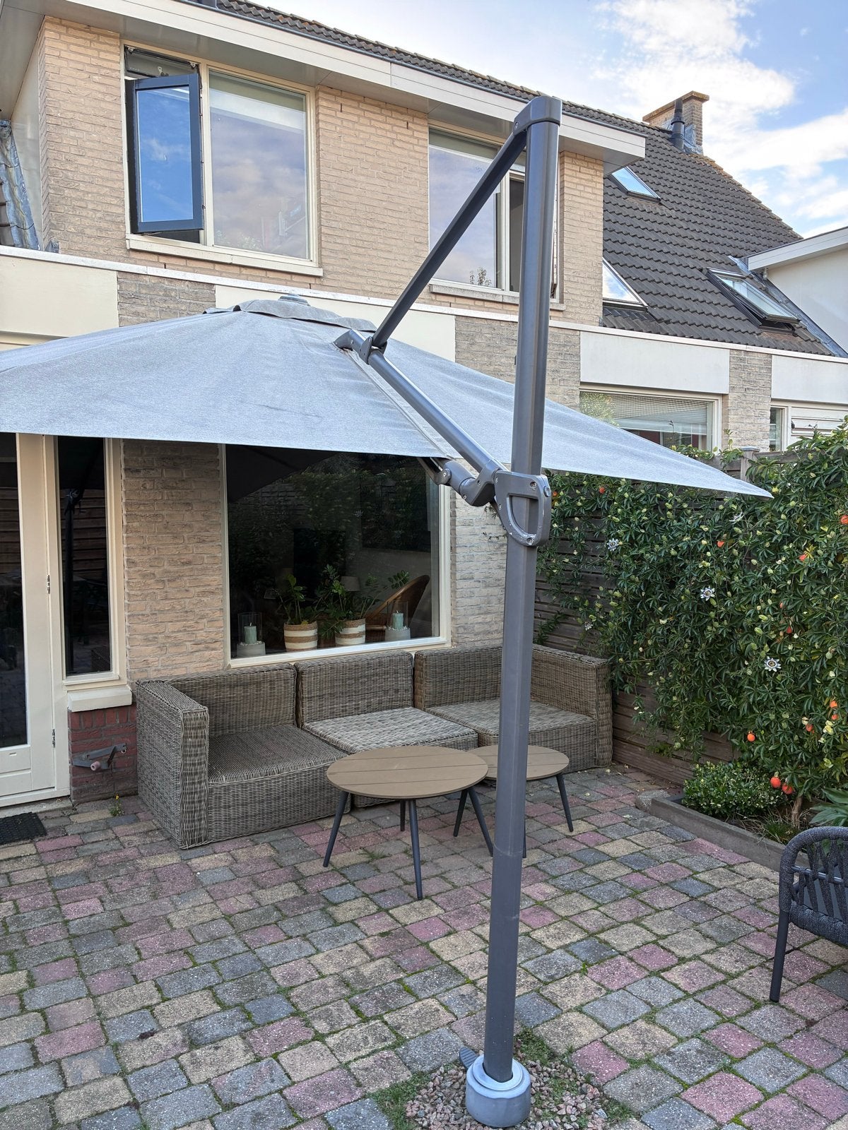 Zweefparasol vierkant 3x3m grijs met ingebouwde voet, Tuin en Terras, Ophalen of Verzenden, Gebruikt, 3 tot 4 meter, Zweefparasol