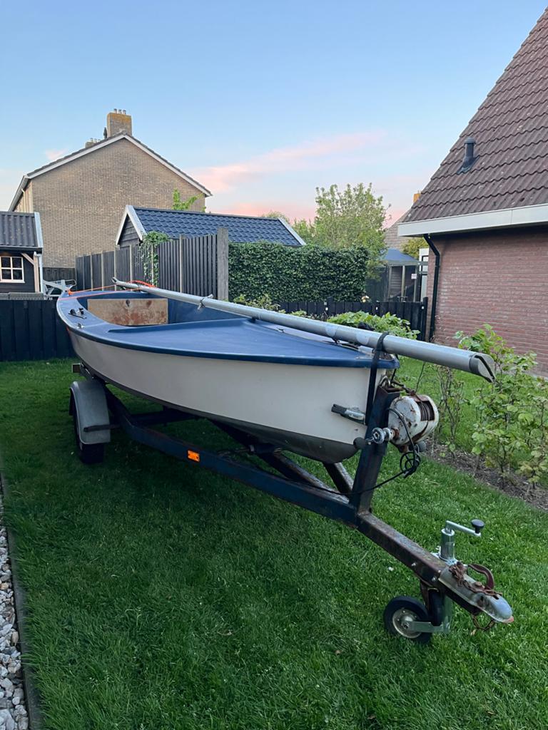 Complete zeilboot incl. 4pk motor en trailer, Watersport en Boten, Open zeilboten, Ophalen, Zo goed als nieuw, Inclusief zeilen