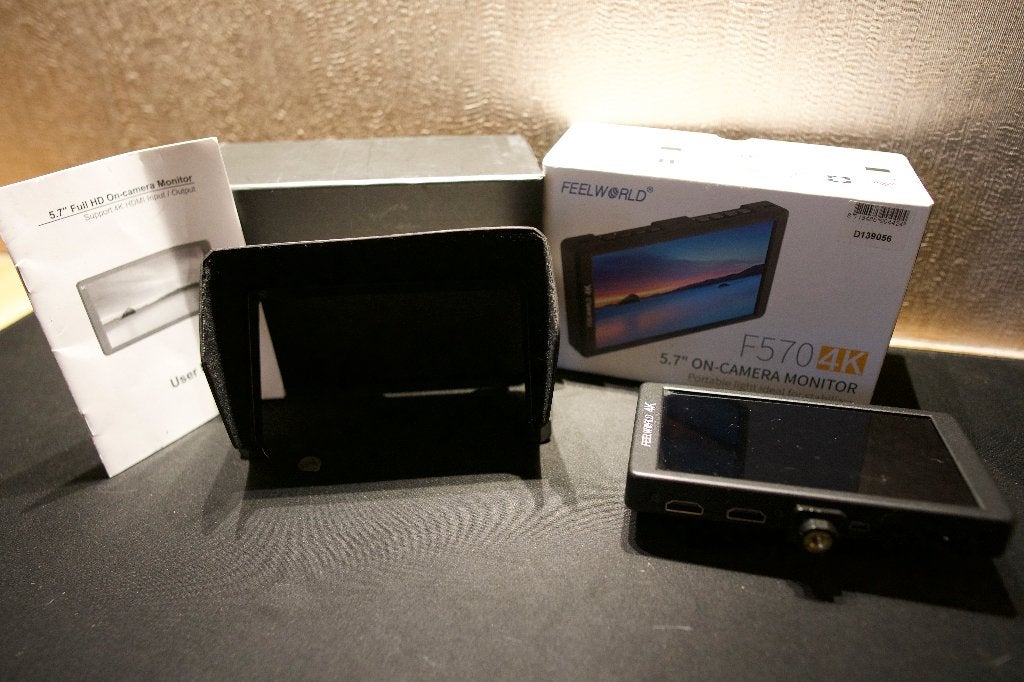 Feelworld F570 5,7” Field Monitor – incl. zonnekap & hotshoe