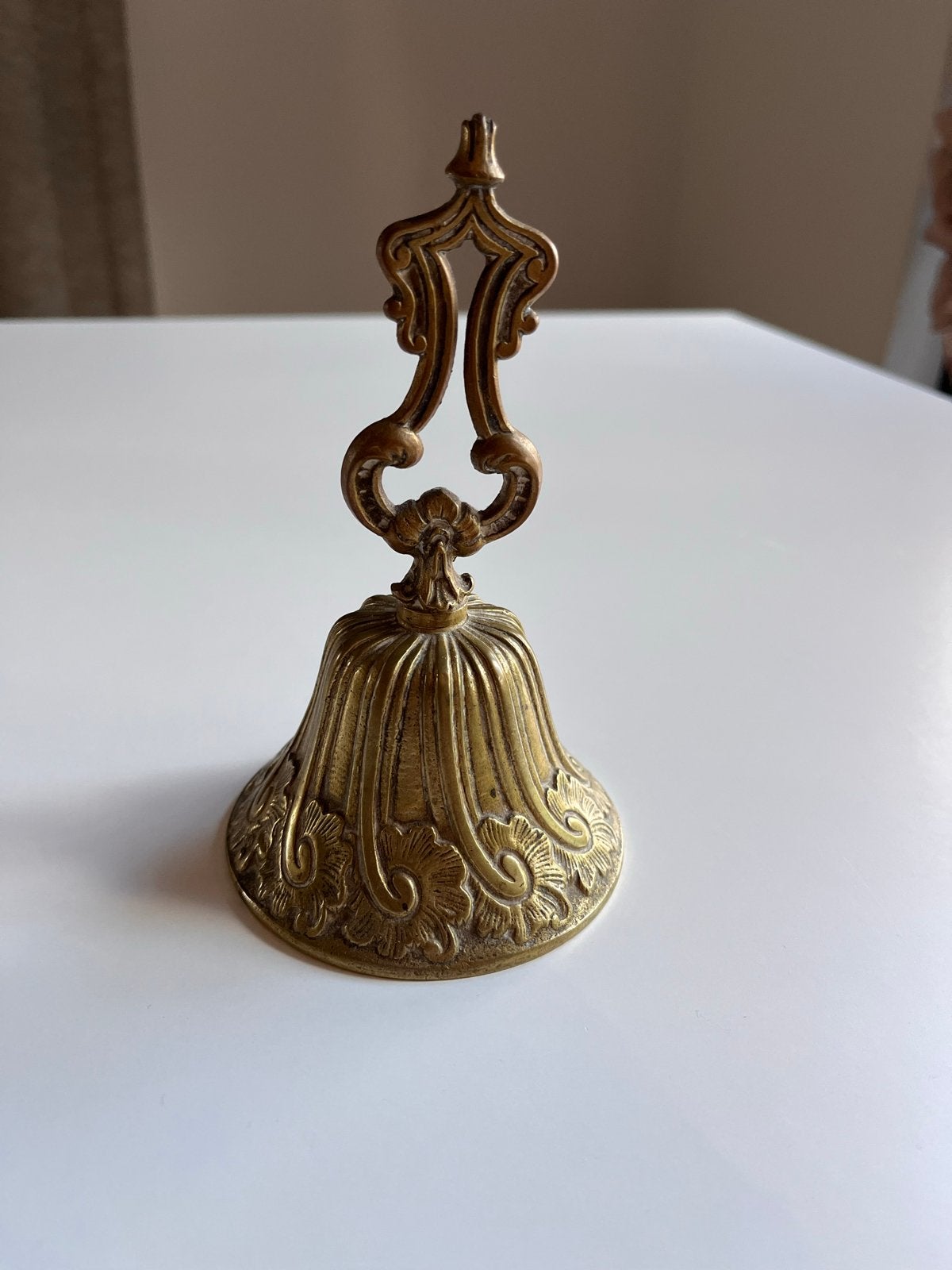 Antieke Messing Tafelbel met Sierlijke Handgreep, Ophalen of Verzenden