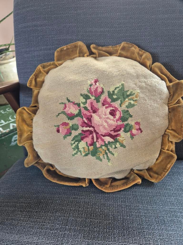 Mooi geborduurd rond kussen met rozen jaren 60/70, Ophalen of Verzenden, Huis en Inrichting