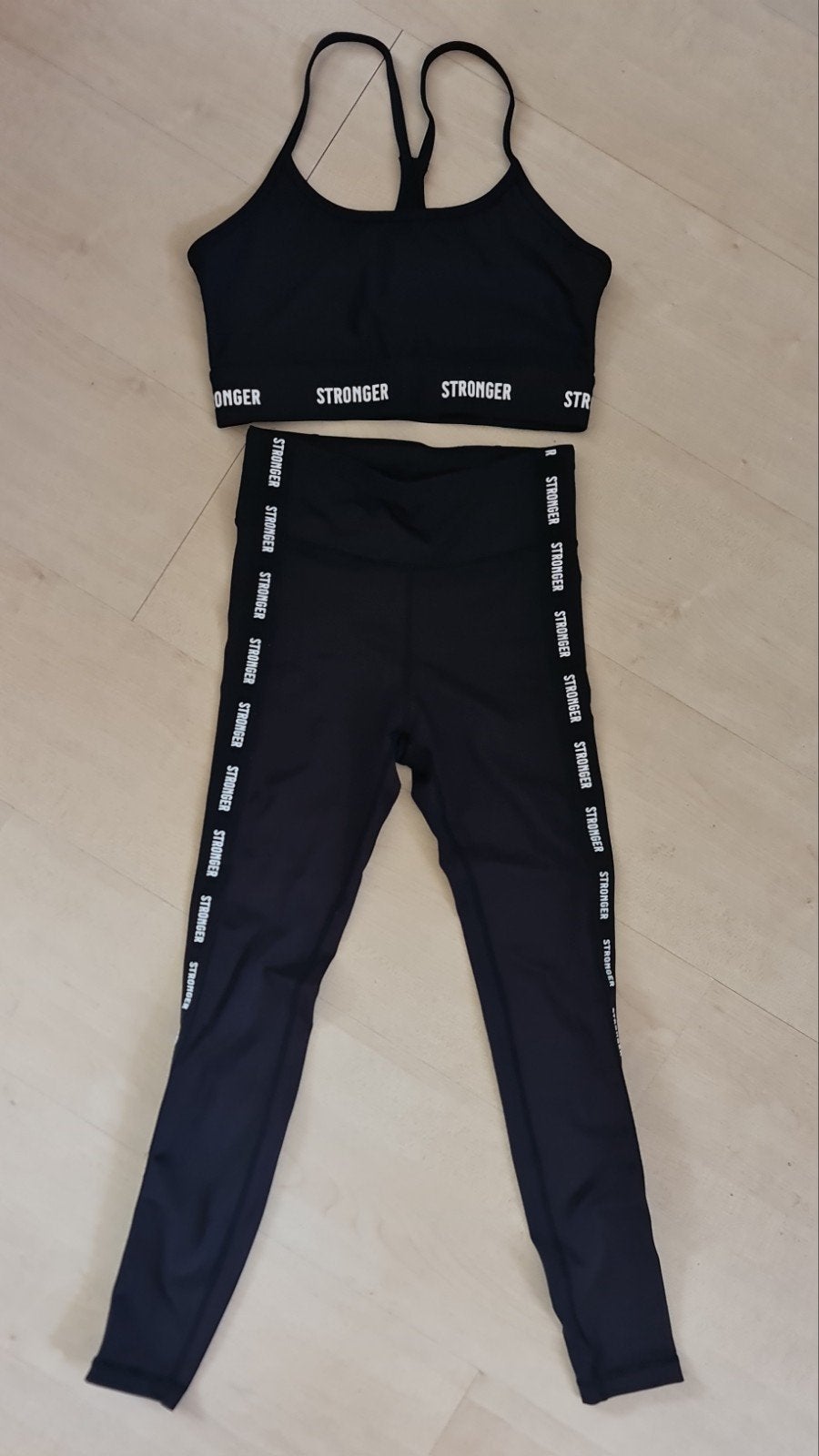 Stronger legging XS & topje M - nauwelijks ge, Kleding | Dames, Sportkleding, Zwart, Ophalen of Verzenden, Stronger, Maat 34 (XS) of kleiner