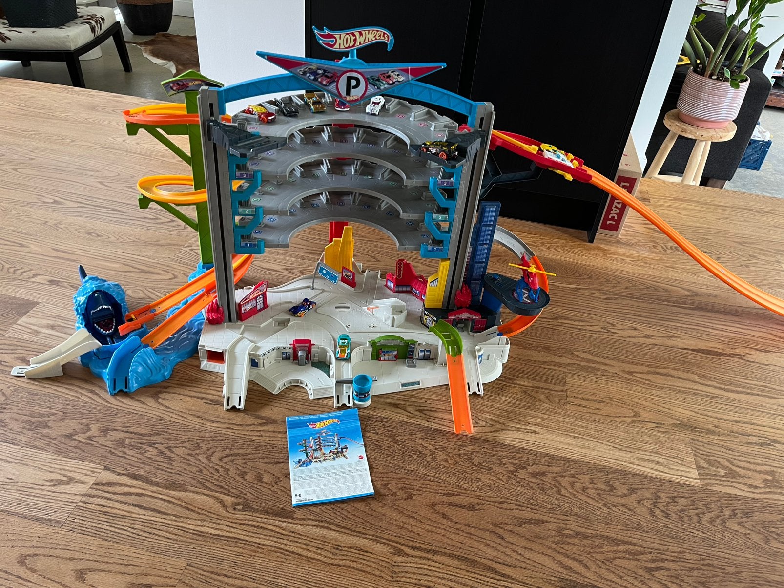 Hot Wheels garage met haai compleet, Kinderen en Baby's, Speelgoed | Racebanen, Ophalen, Racebaan, Zo goed als nieuw, Hot Wheels