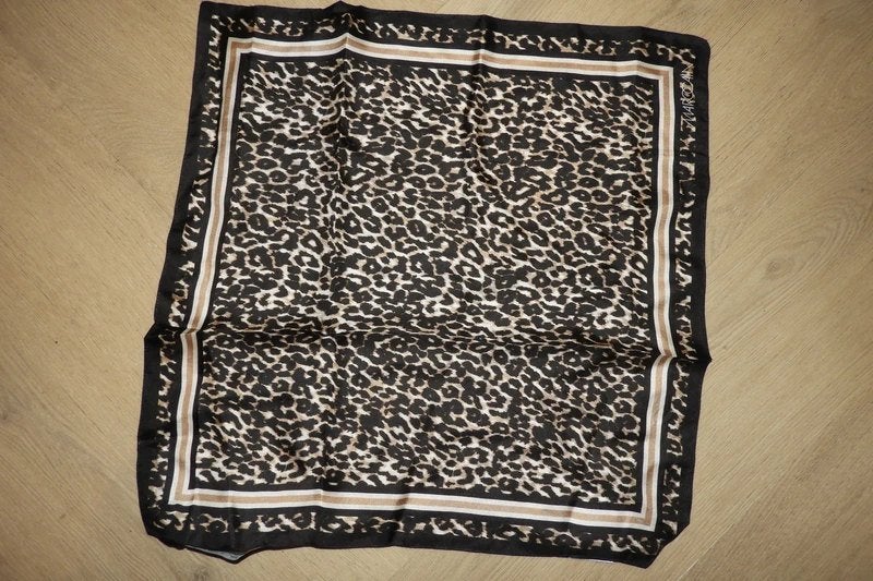 Marccain zijde shawltje jaguar print nieuw merk in de stof, Kleding | Dames, Mutsen, Sjaals en Handschoenen, Maat 38/40 (M), Verzenden