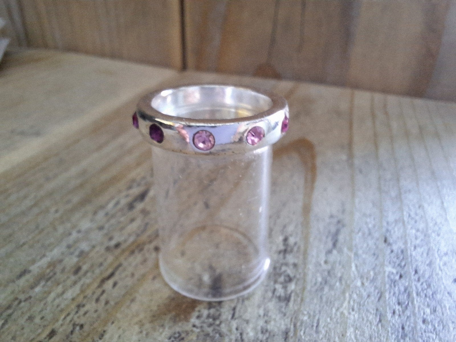 Zilverkleurige ring met roze steentjes, Met kristal, Gebruikt, IJzer of Staal, Ophalen of Verzenden