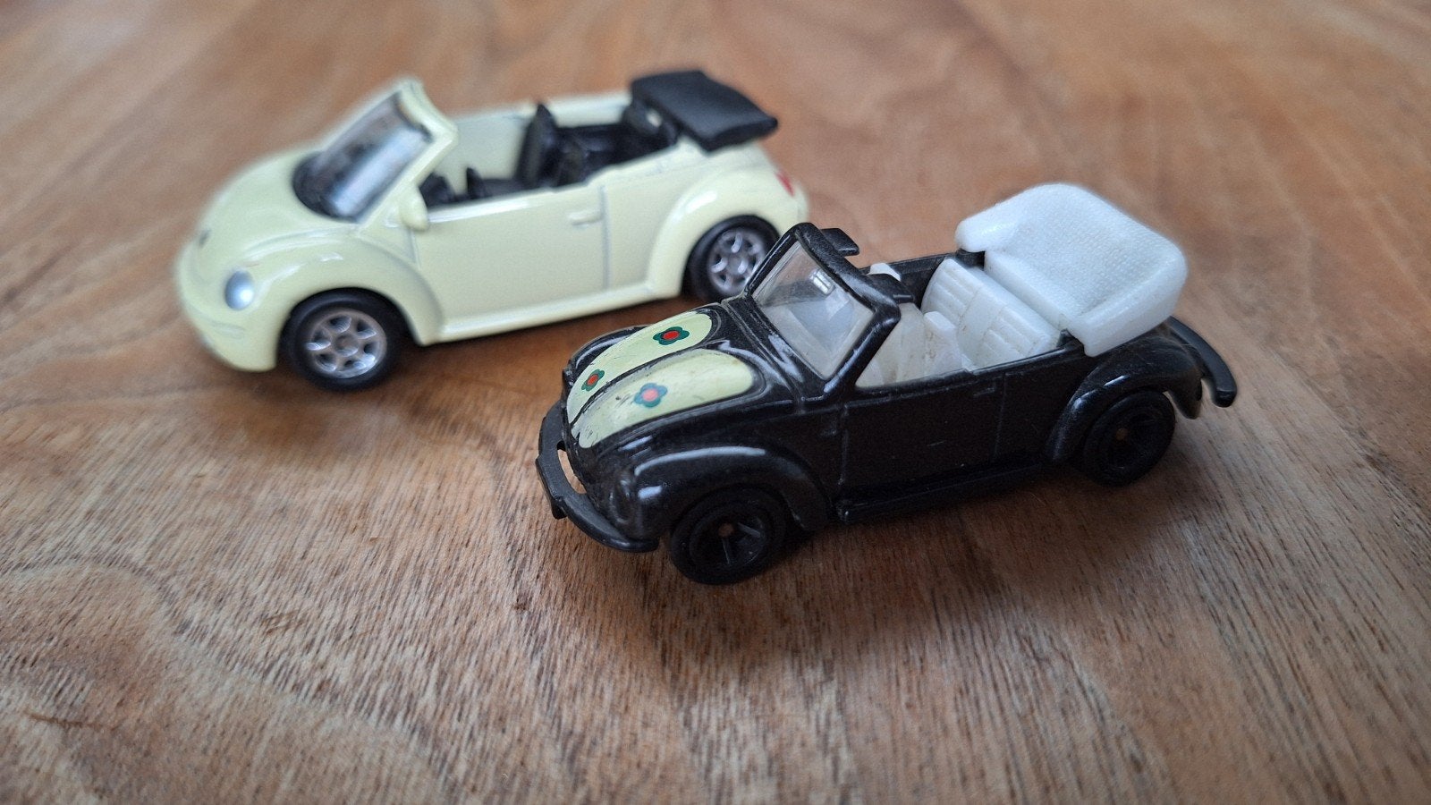 Volkswagen Kever Cabriolet speelgoedauto's (2 stuks), Ophalen of Verzenden, Gebruikt, Auto