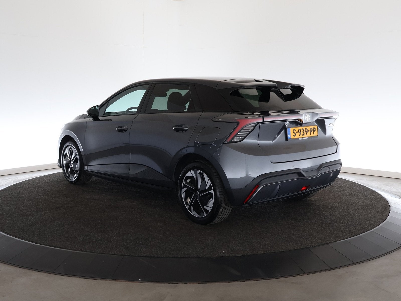 MG Mg4 electric Luxury 64 kWh | ACC | Carplay | PDC | 12 maa, Auto's, Achterwielaandrijving, Gebruikt, Zwart, 1675 kg