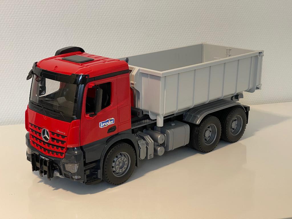 Bruder Mercedes Arocs truck met afrolcontainer, Kinderen en Baby's, Speelgoed | Speelgoedvoertuigen, Ophalen of Verzenden, Zo goed als nieuw