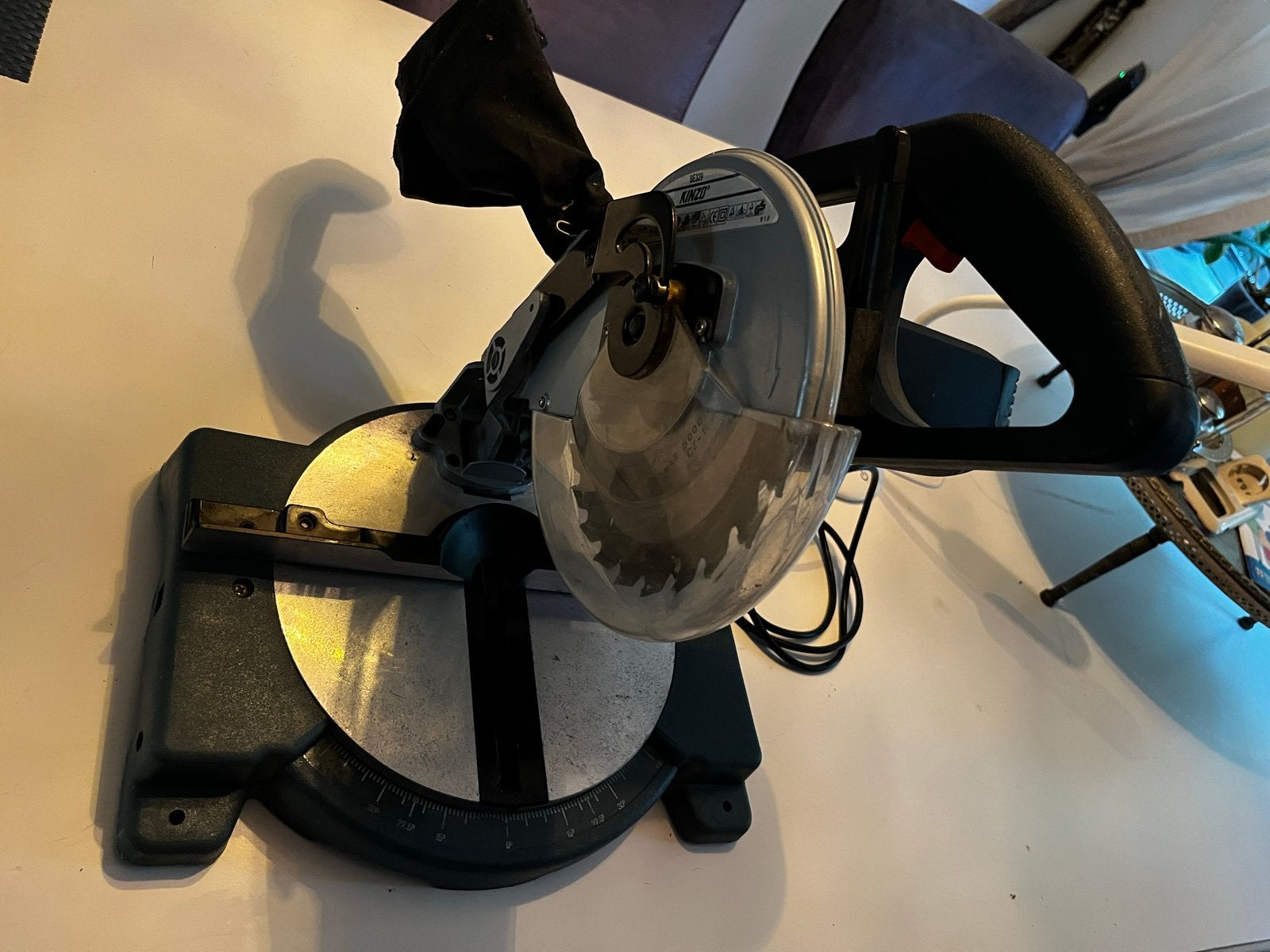 Kinzo Afkortzaag - Gebruikt maar functioneel, Doe-het-zelf en Verbouw, Gereedschap | Zaagmachines, Gebruikt, 600 tot 1200 watt