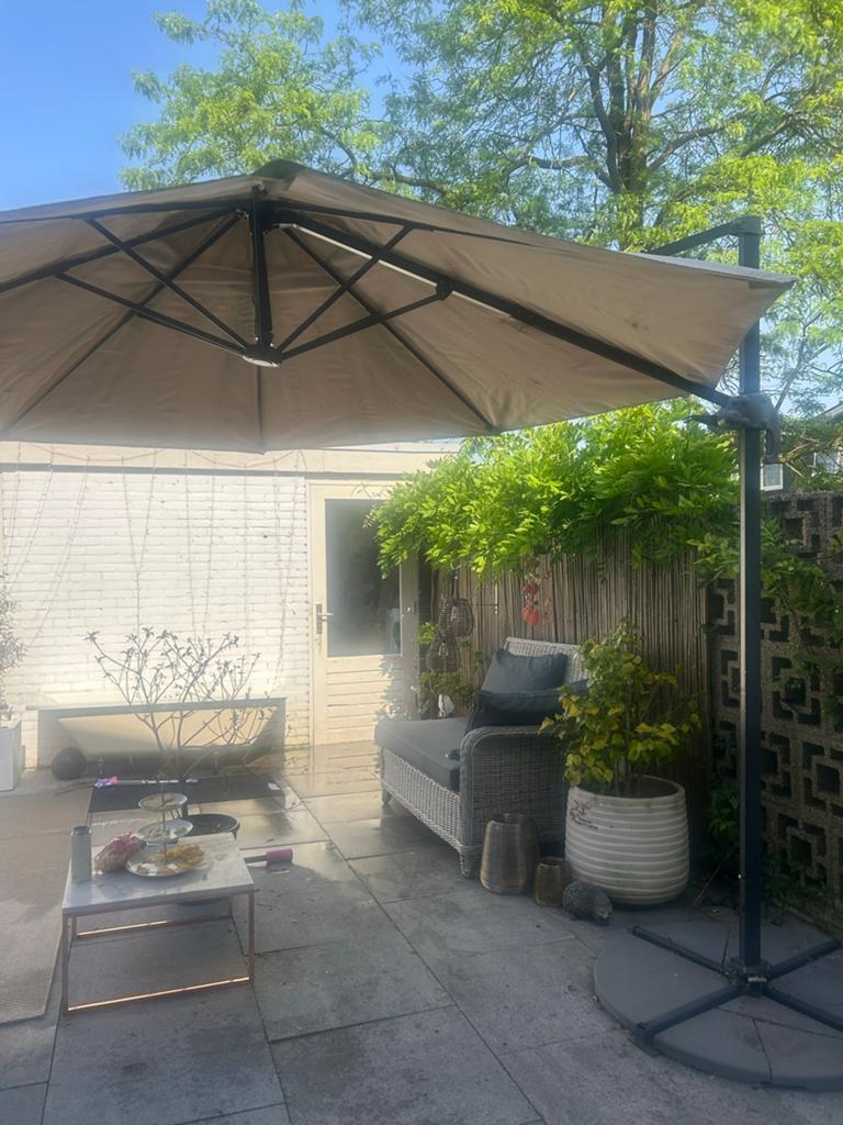 Grote zweefparasol, beige, verstelbaar en kantelbaar, Ophalen, Gebruikt, Kantelbaar, 2 tot 3 meter