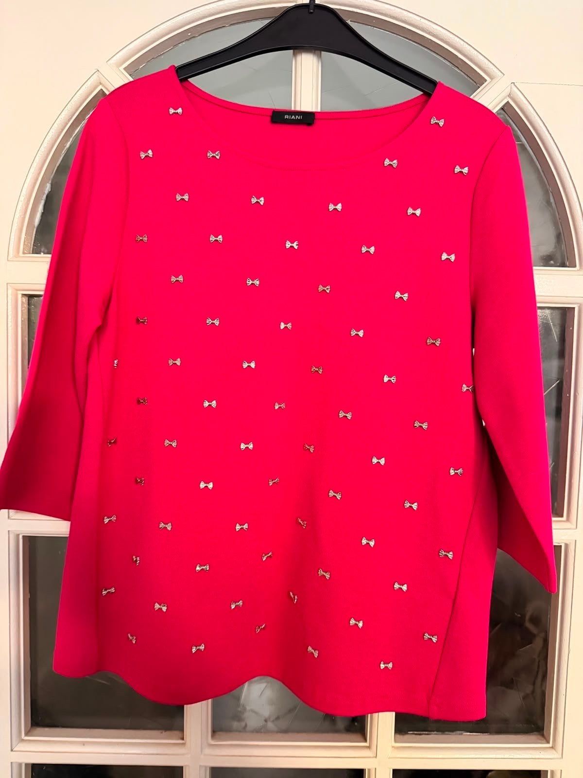 Riani Fuchsia truitje met zilverkleurige strikjes - Maat M, Maat 38/40 (M), Ophalen of Verzenden, Lange mouw, Roze