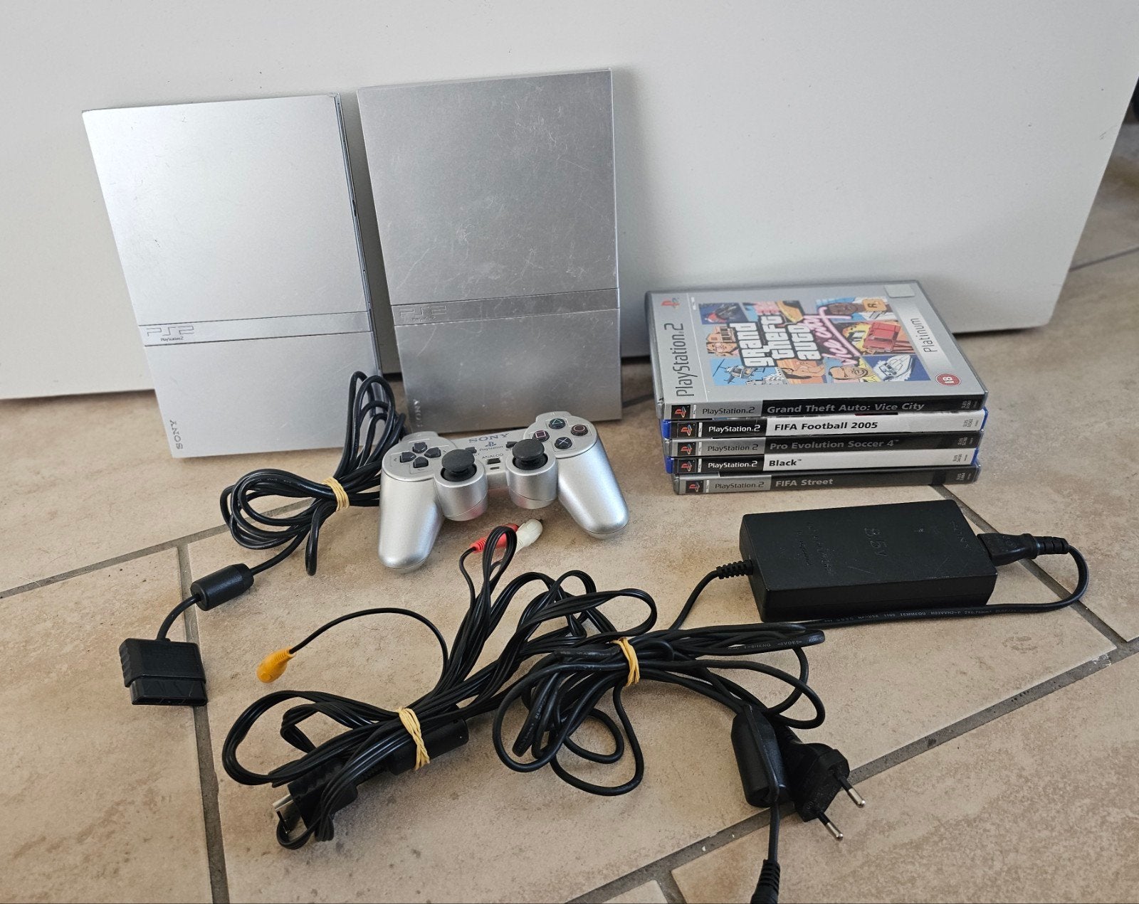 2x ps2 slim lees adv., Spelcomputers en Games, Spelcomputers | Sony PlayStation 2, Ophalen of Verzenden, Met 1 controller, Zilver