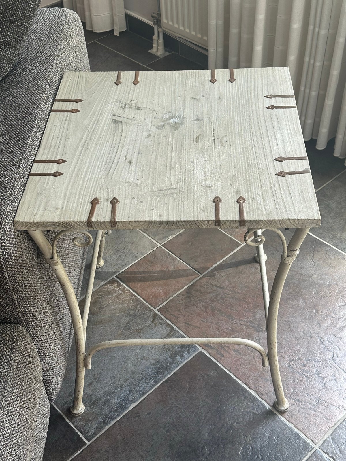 Vintage Bijzettafel met houten blad en metalen onderstel, Ophalen, Minder dan 55 cm, Gebruikt, 60 cm of meer