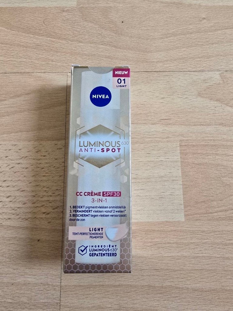 Light 3 in 1 CC Creme van Nivea 40ml (NIEUW), Ophalen of Verzenden, Nieuw, Gehele gezicht, Camouflage