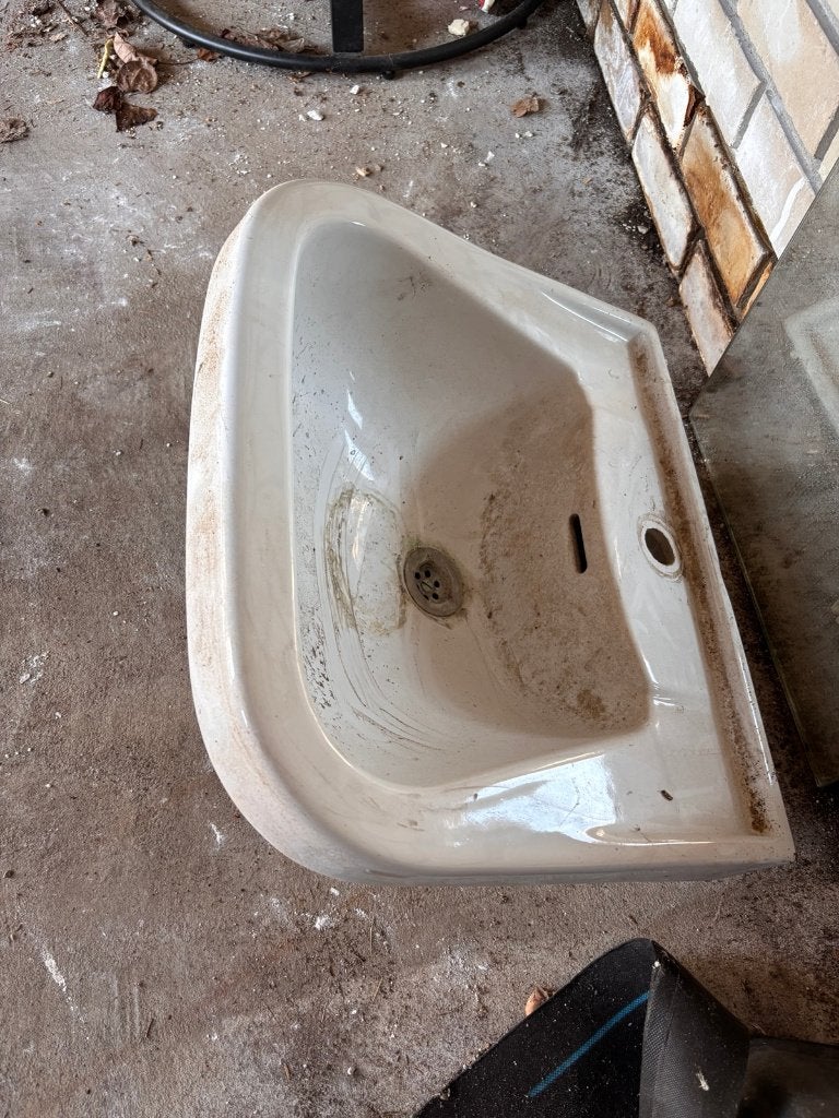 Vintage keramische wasbak met originele beugels – Retro, Doe-het-zelf en Verbouw, Sanitair, Ophalen, Gebruikt, Steen, Wastafel