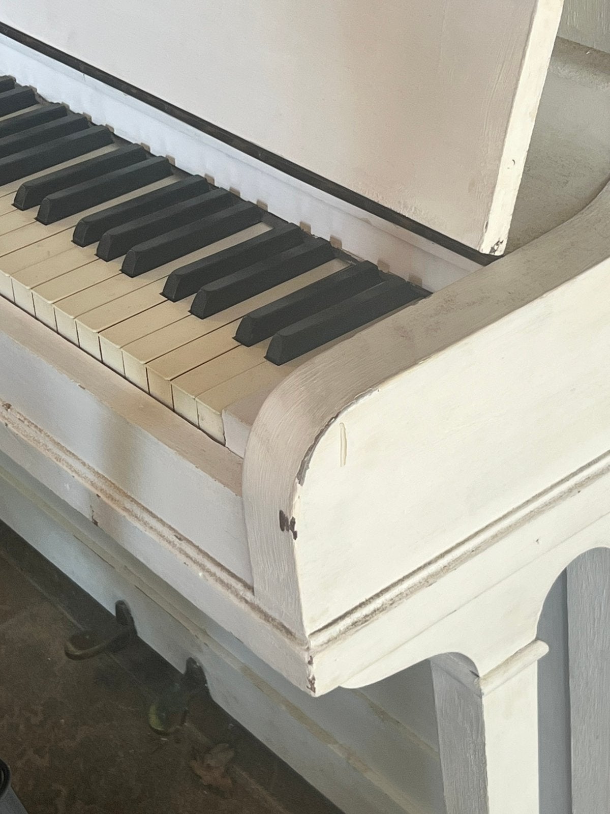 Oude Piano, hout/wit moet wel gestemd., Muziek en Instrumenten, Piano's, Ophalen, Gebruikt, Wit