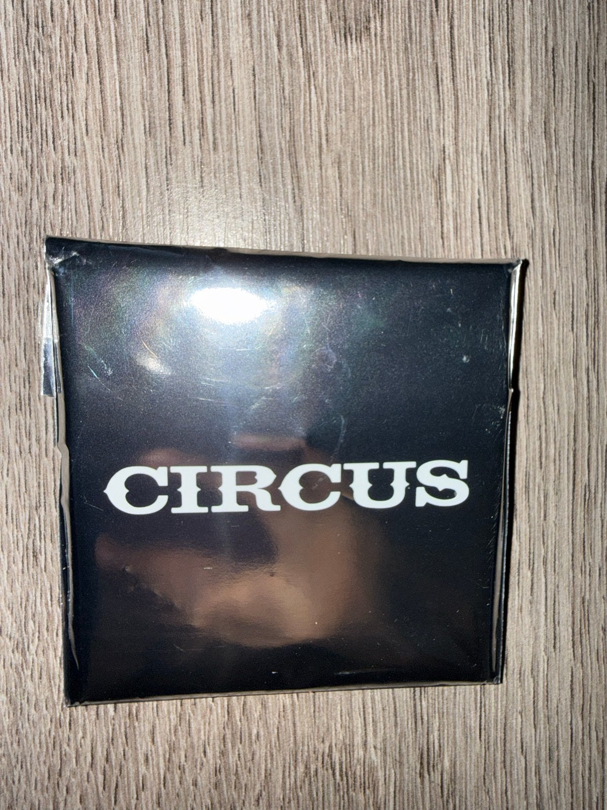 Stray kids CIRCUS officiële merch - enamel pin, Ophalen of Verzenden, Nieuw, Merk, Speldje of Pin