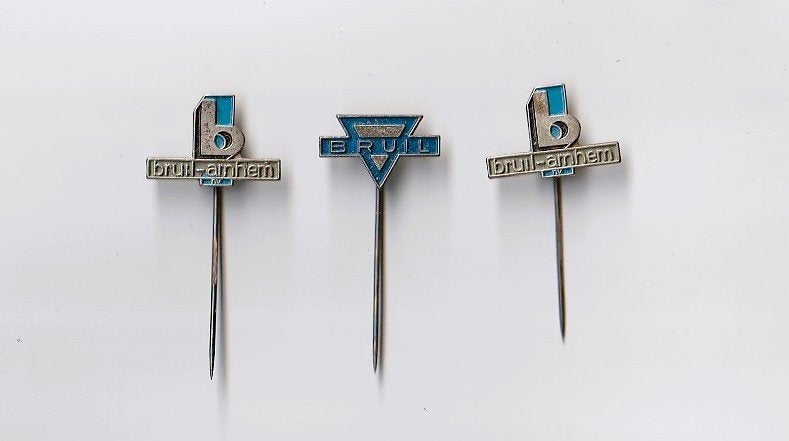 3 volmetaal spelden Bruil/Bruil Arnhem   lees verder, Verzamelen, Ophalen of Verzenden, Gebruikt, Overige onderwerpen, Speldje of Pin